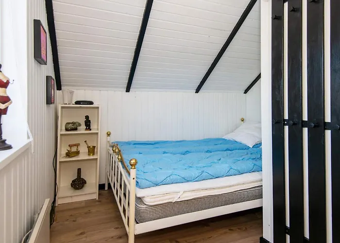 7 Person In Knebel-by Traum *