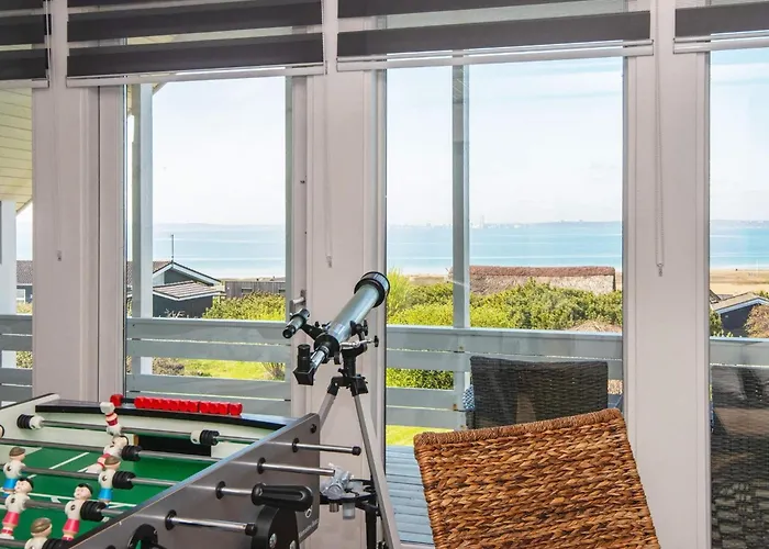 7 Person In Knebel-by Traum